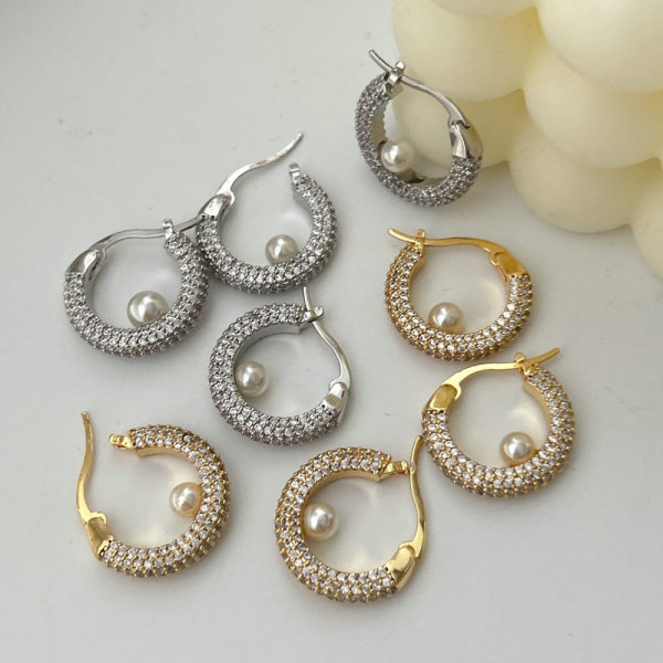 Pave circle zircon hoop