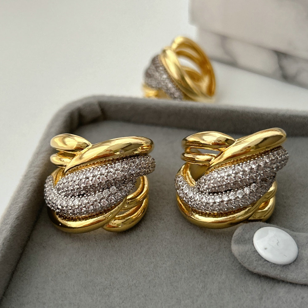 Bicolor pave twist ring