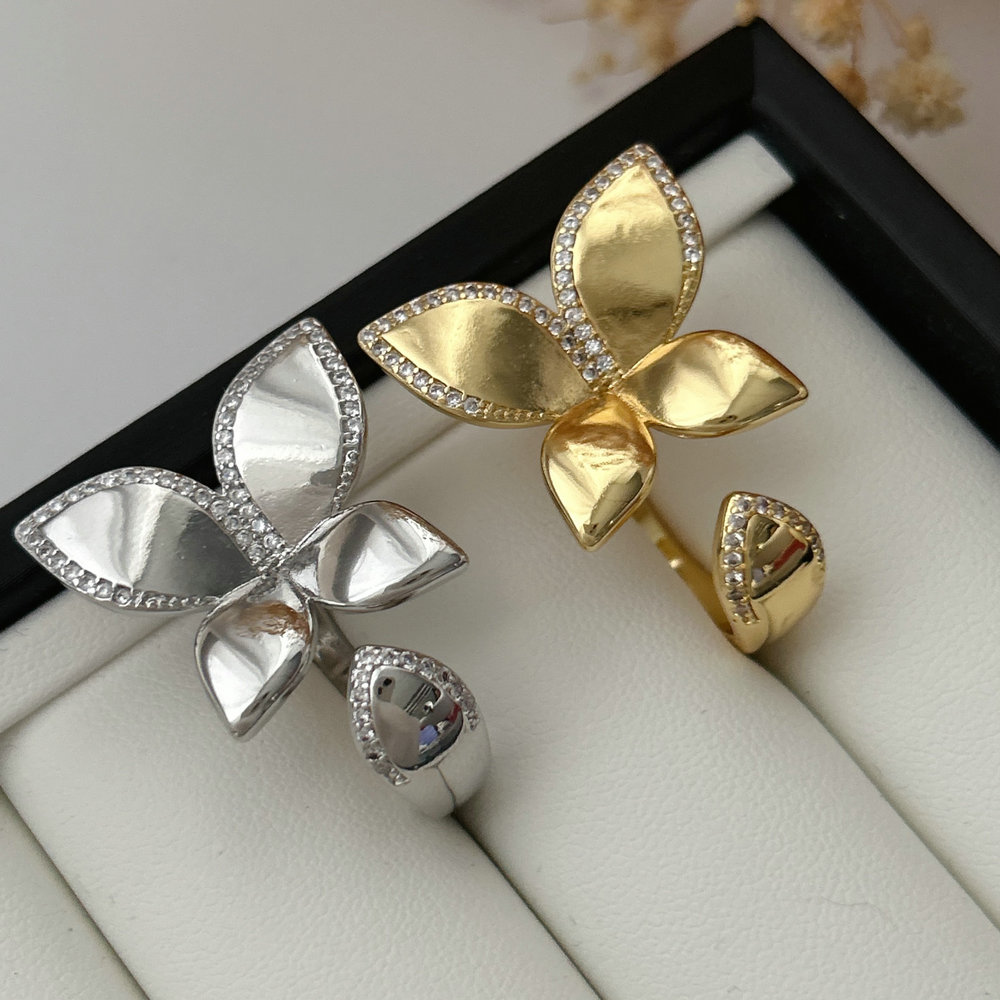Pave flower ring