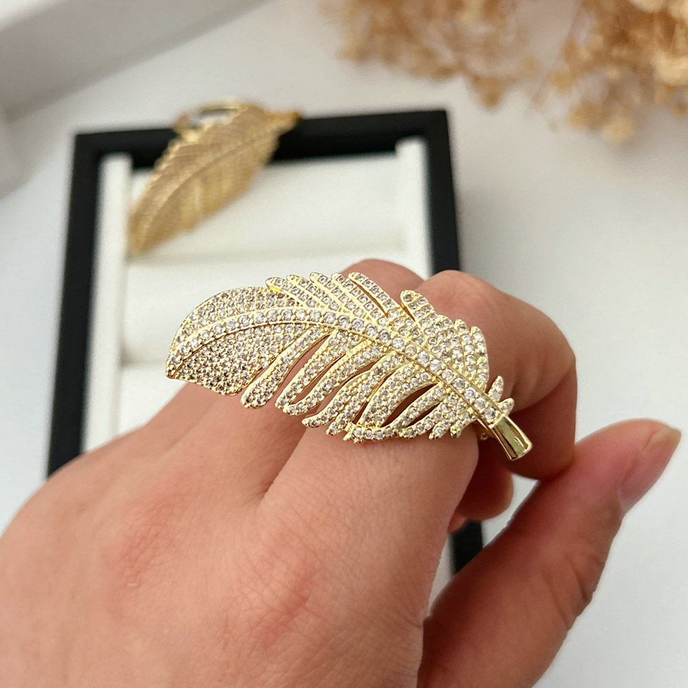 Pave zircon leaf ring