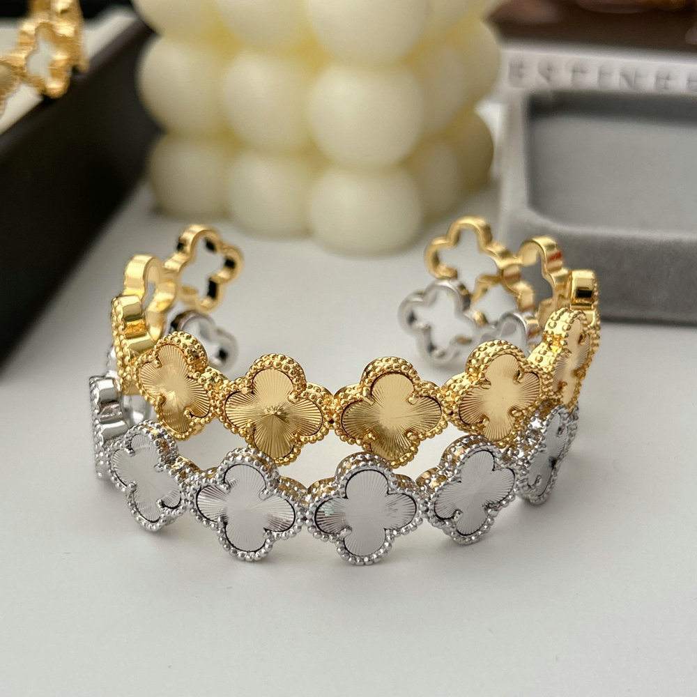 Metal clover cuff