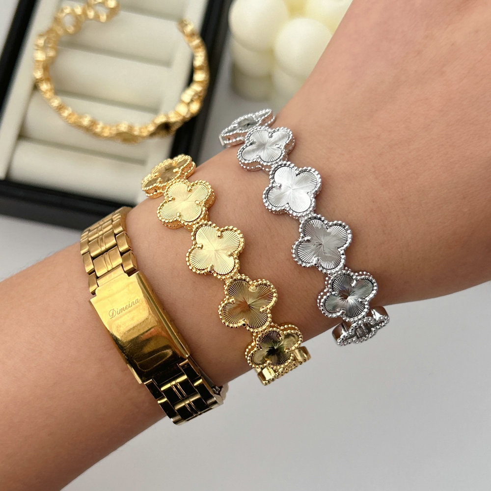 Metal clover cuff