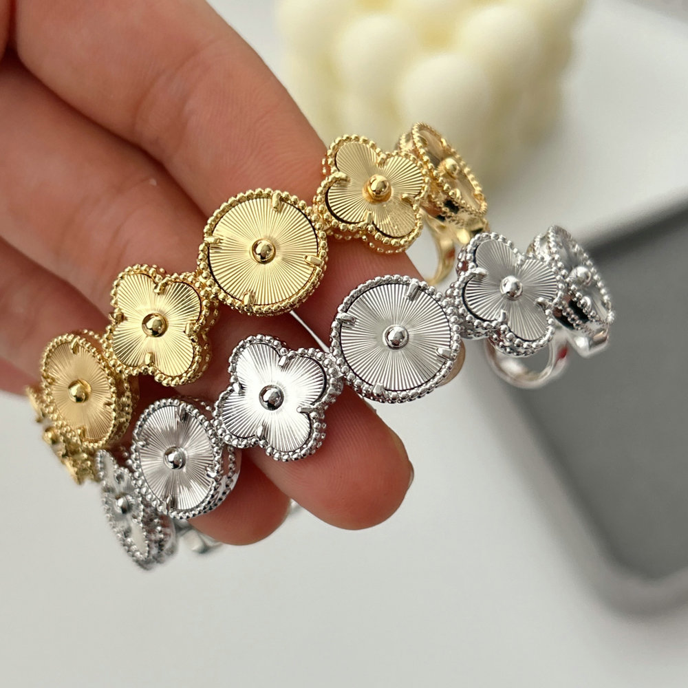 Metal clover cuff