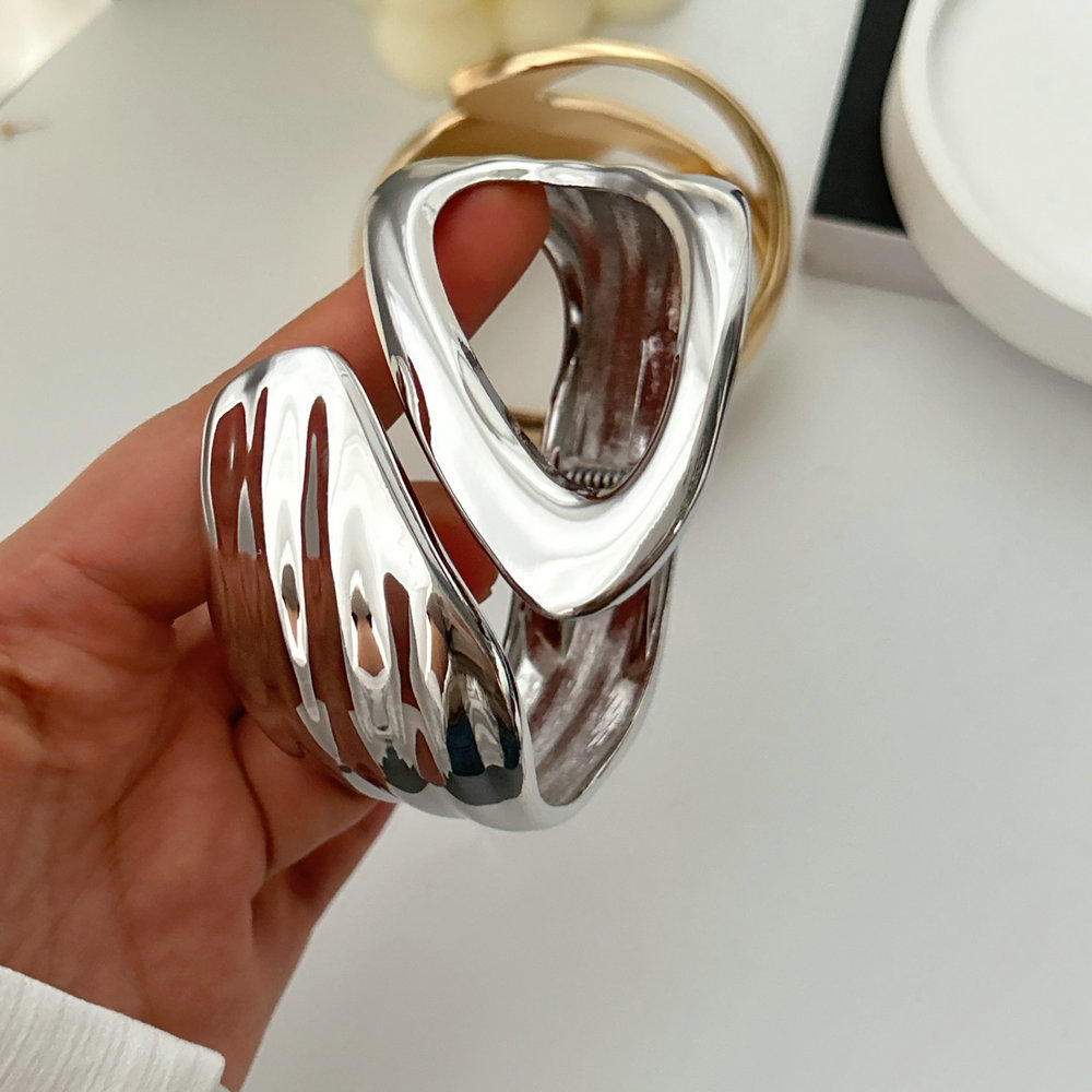 Chunky metal s shape cuff