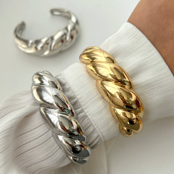 Metal chunky twist cuff