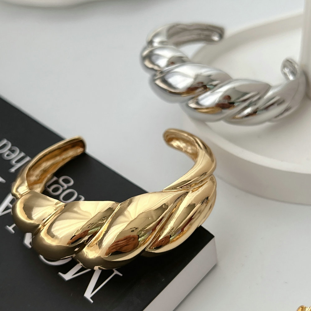 Metal chunky twist cuff