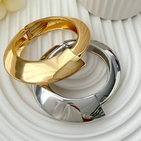 Chunky metal cuff
