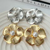 Metal chunky flower earrings