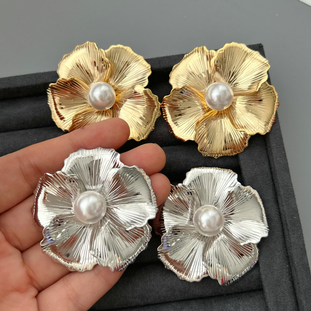 Metal chunky flower earrings