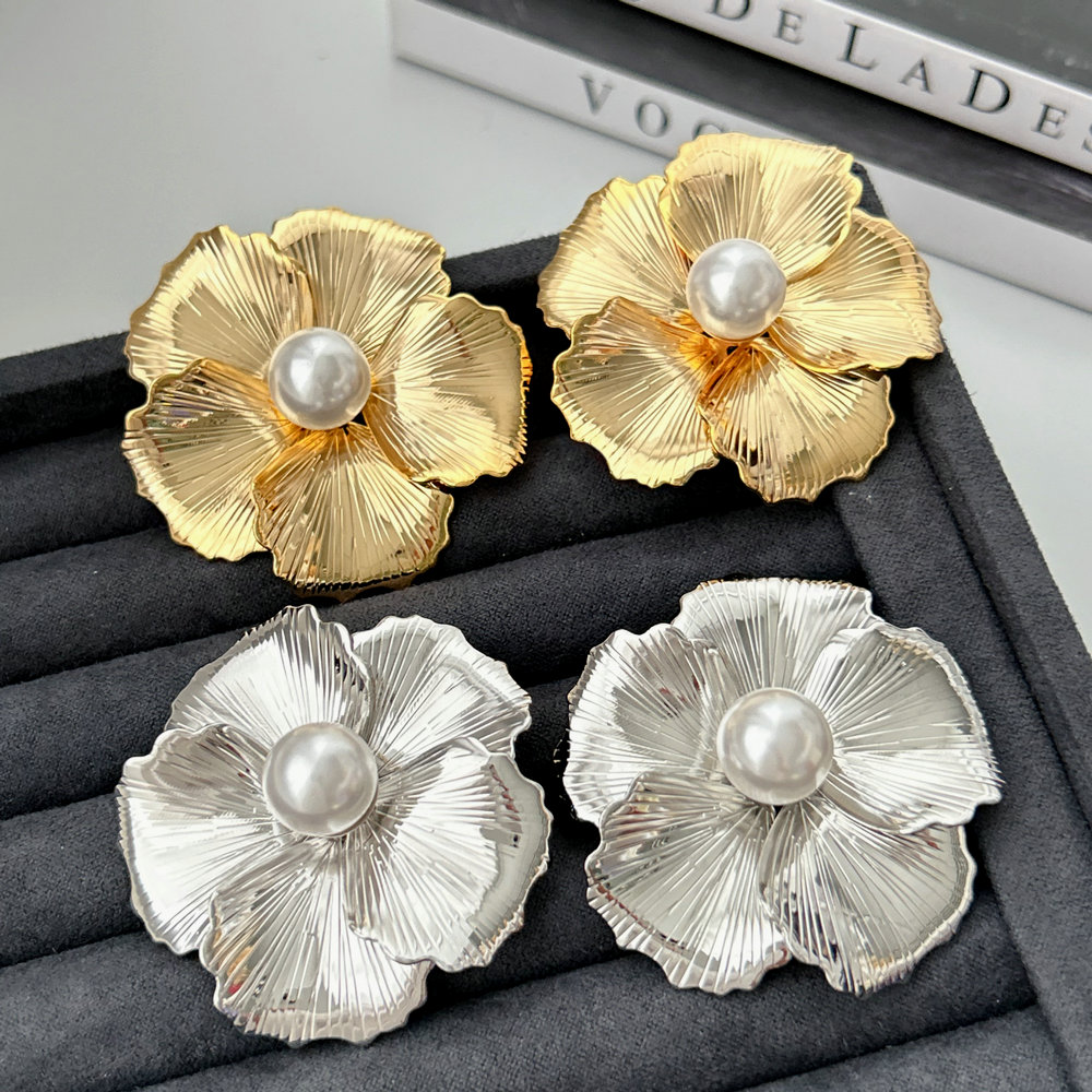 Metal chunky flower earrings