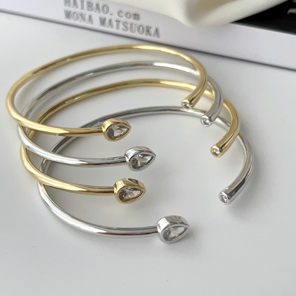Simple zircon bangle