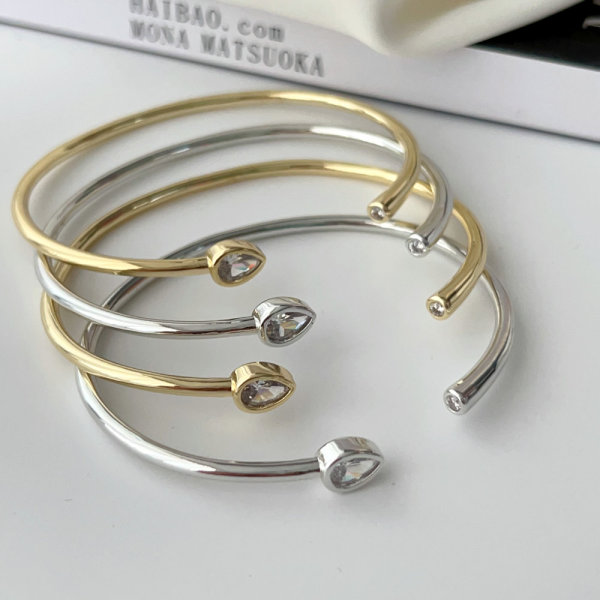 Simple zircon bangle