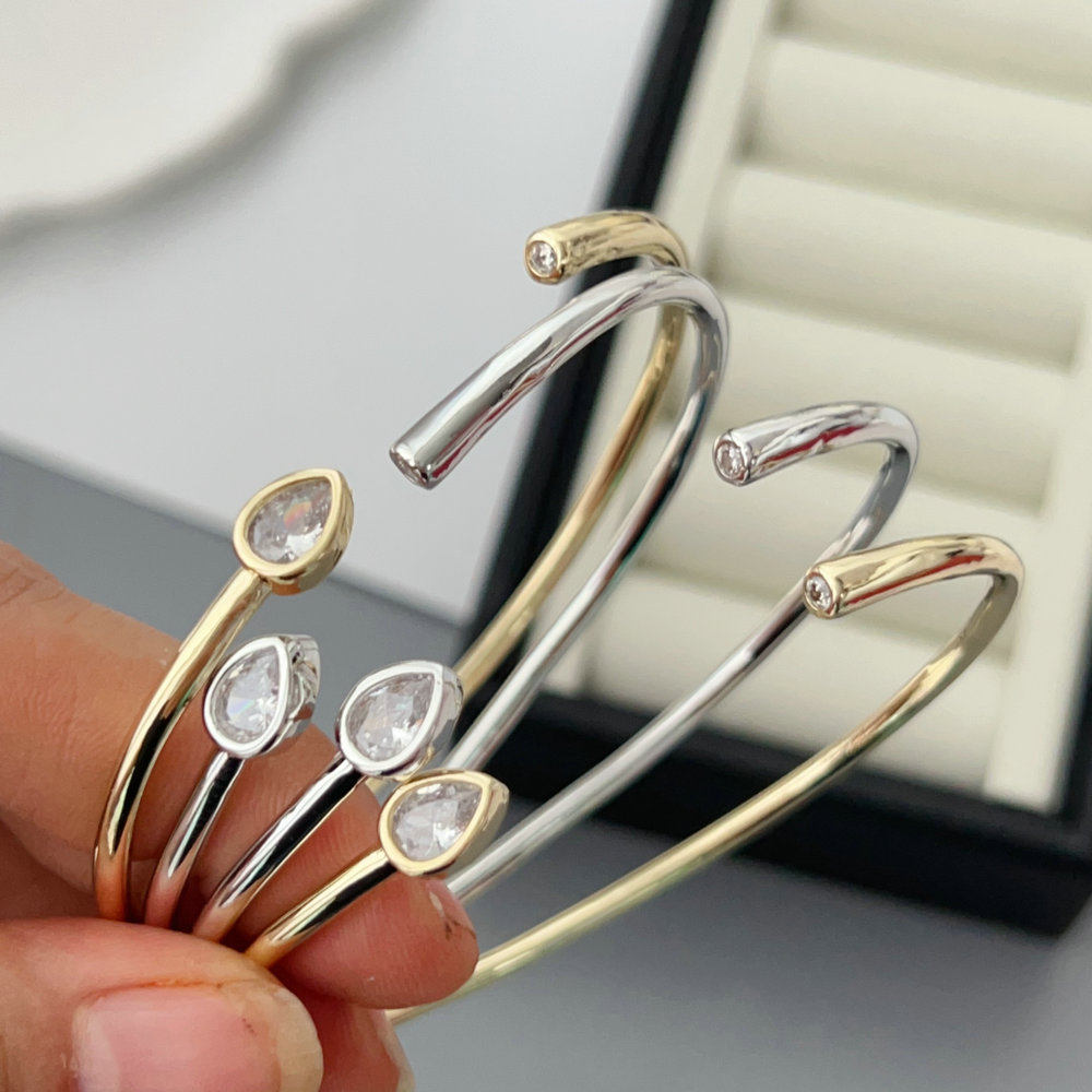 Simple zircon bangle