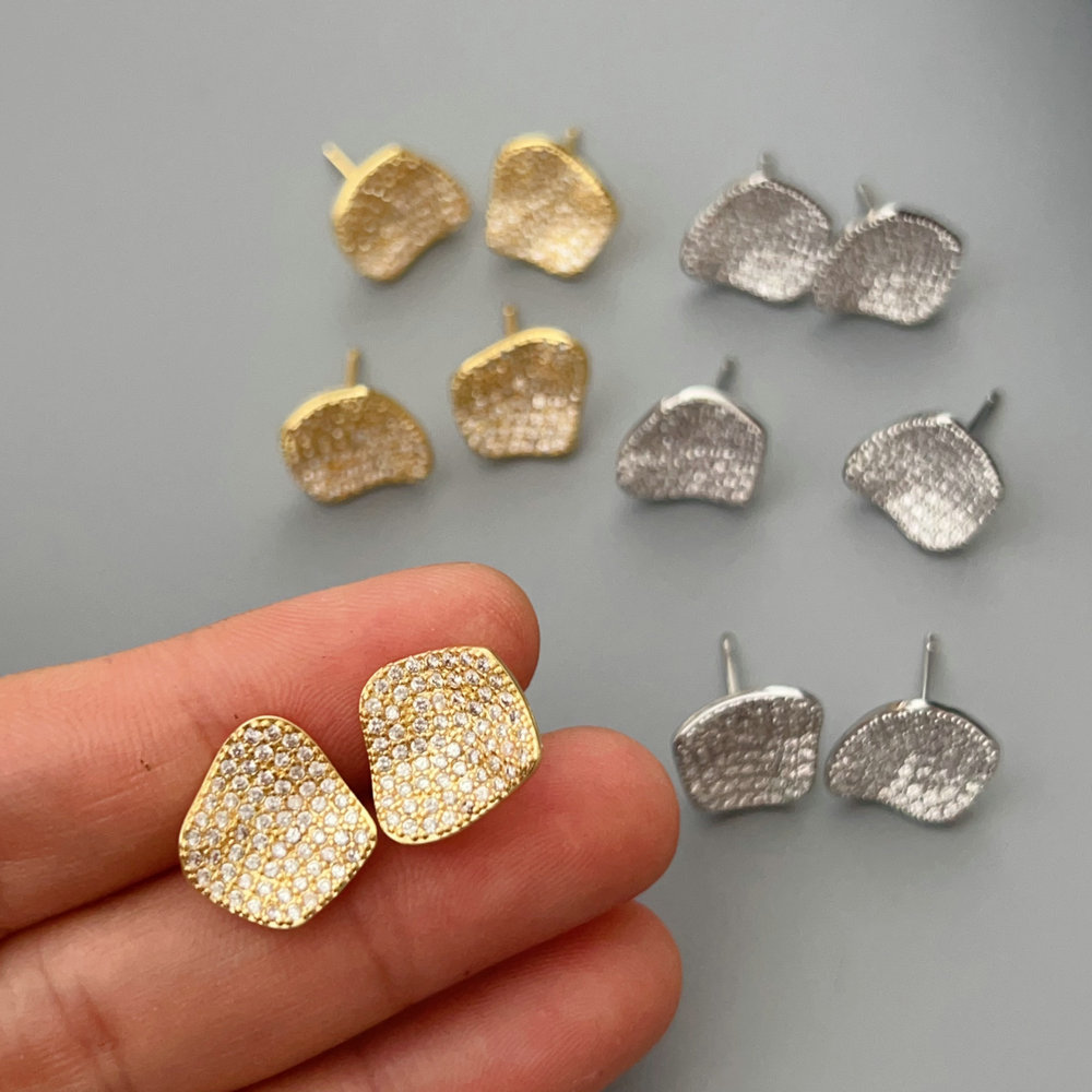 Pave zircon wave stud