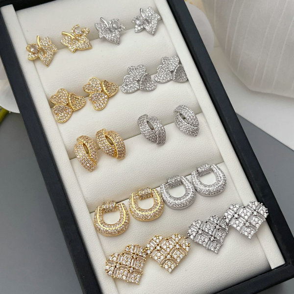 Pave zircon heart belt stud