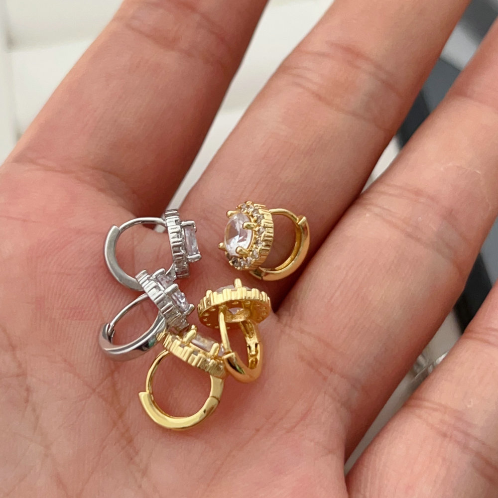 Pave round zircon shape stud