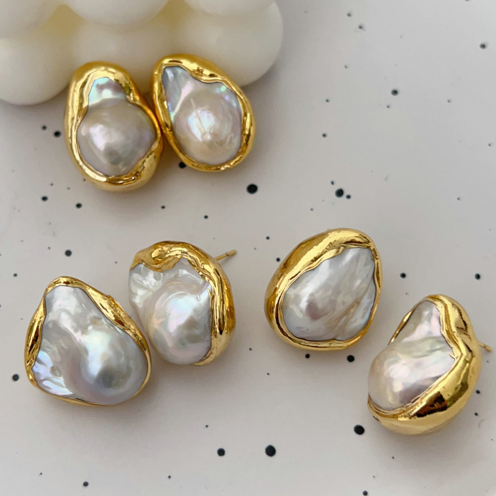 Baroque pearl earrings
