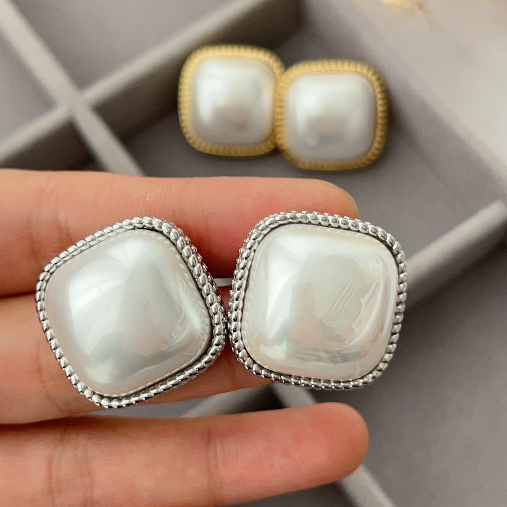 Chunky square pearl earrings