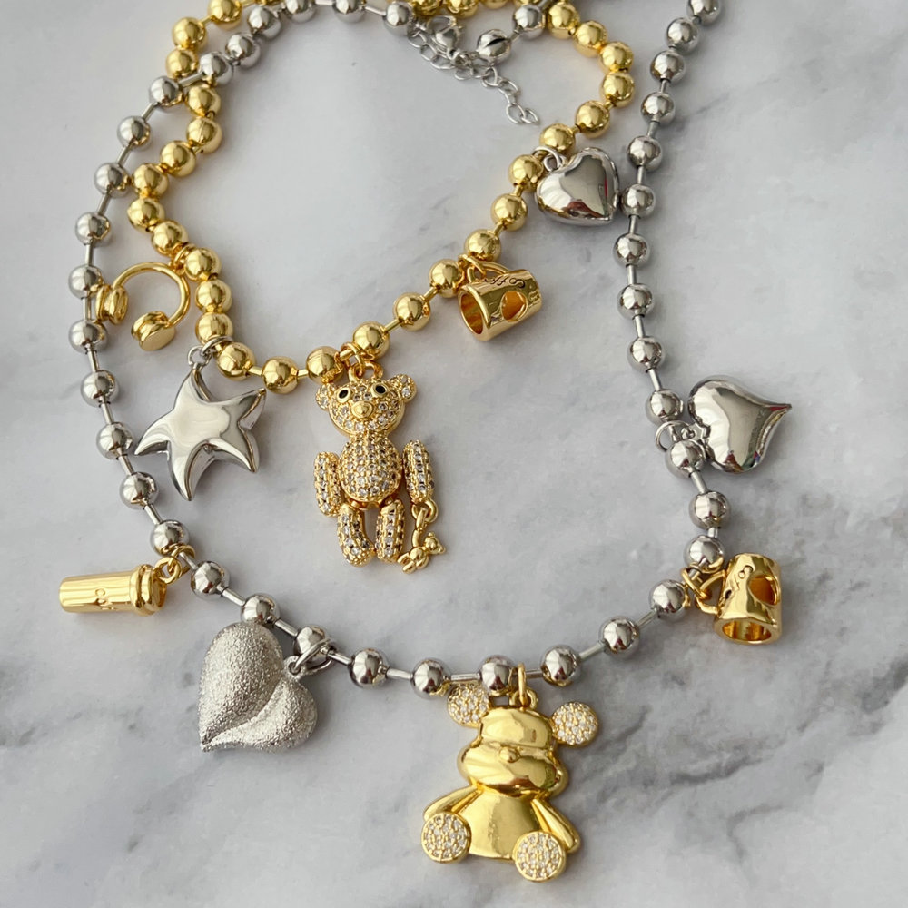 Dot chain necklace with bear charm