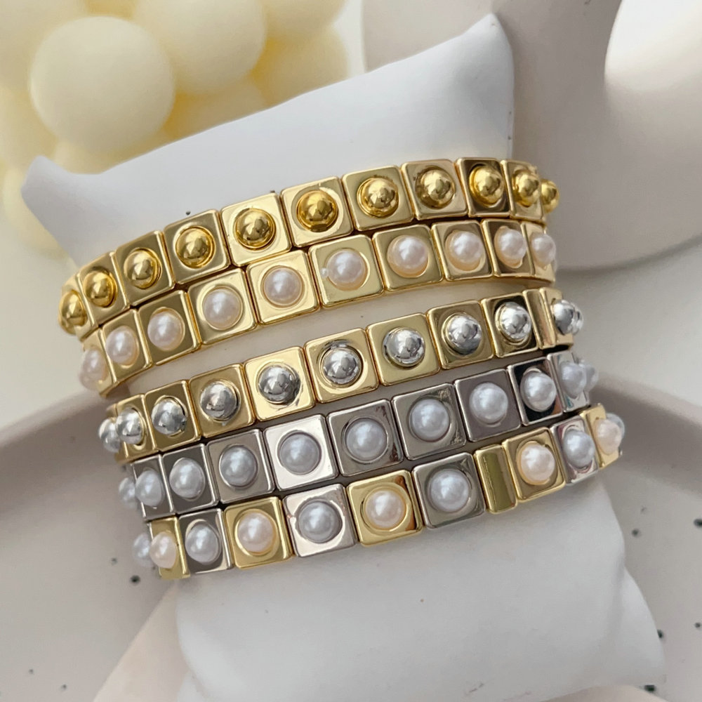 Elastic pearl bracelet