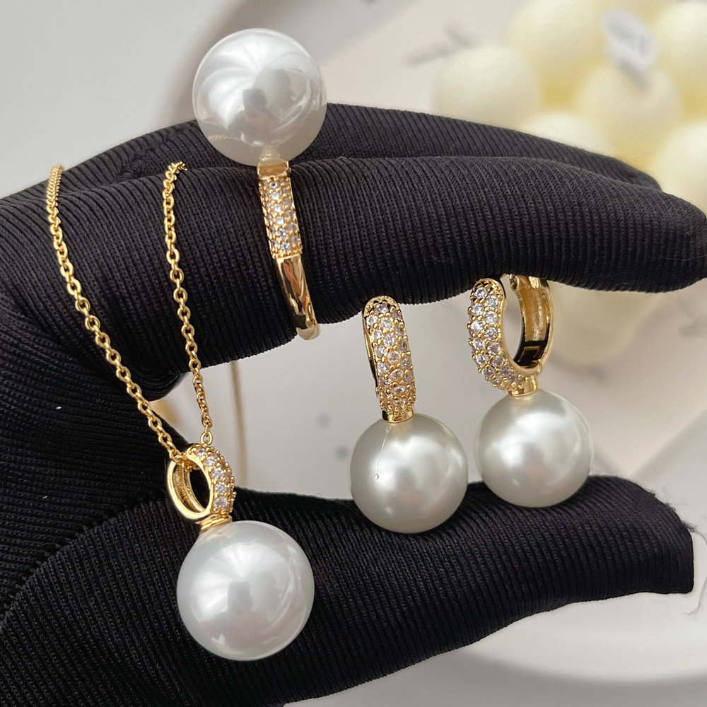Set pearl jewelry