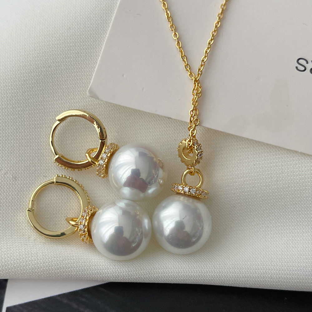 Set pearl jewelry