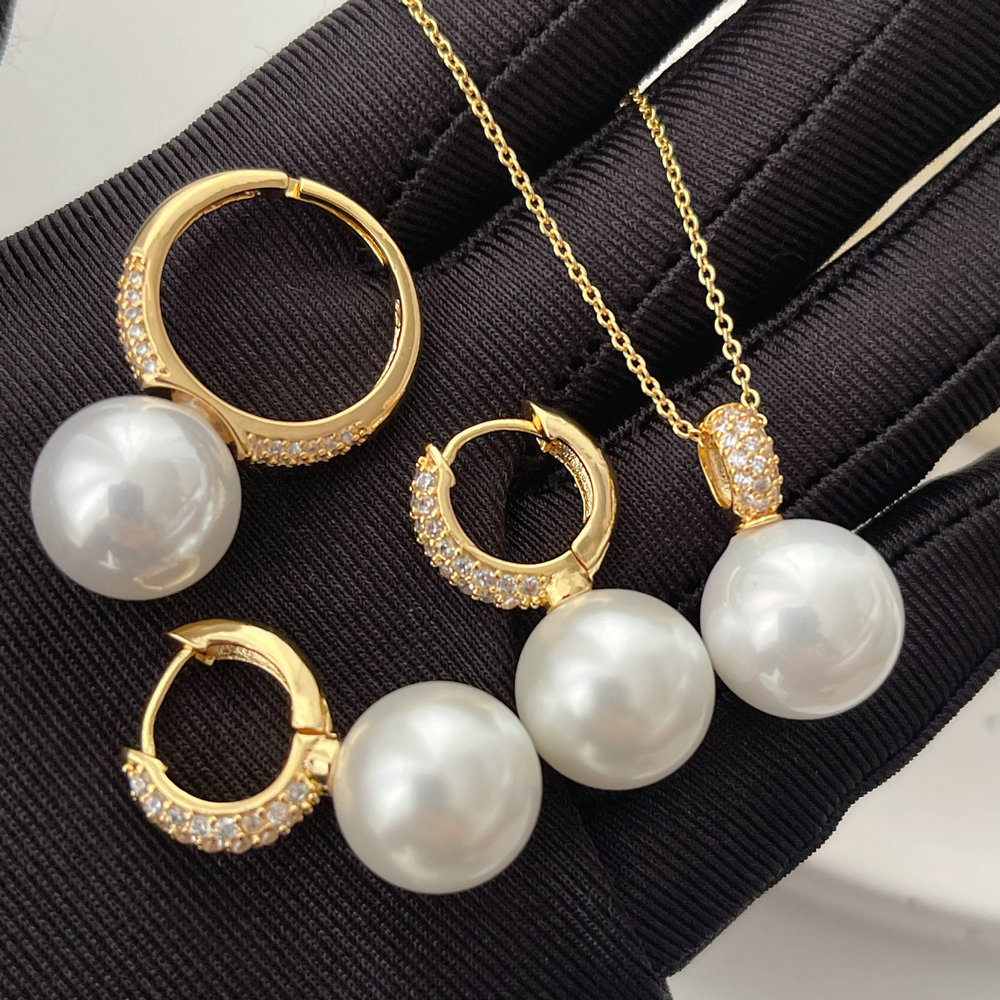 Set pearl jewelry