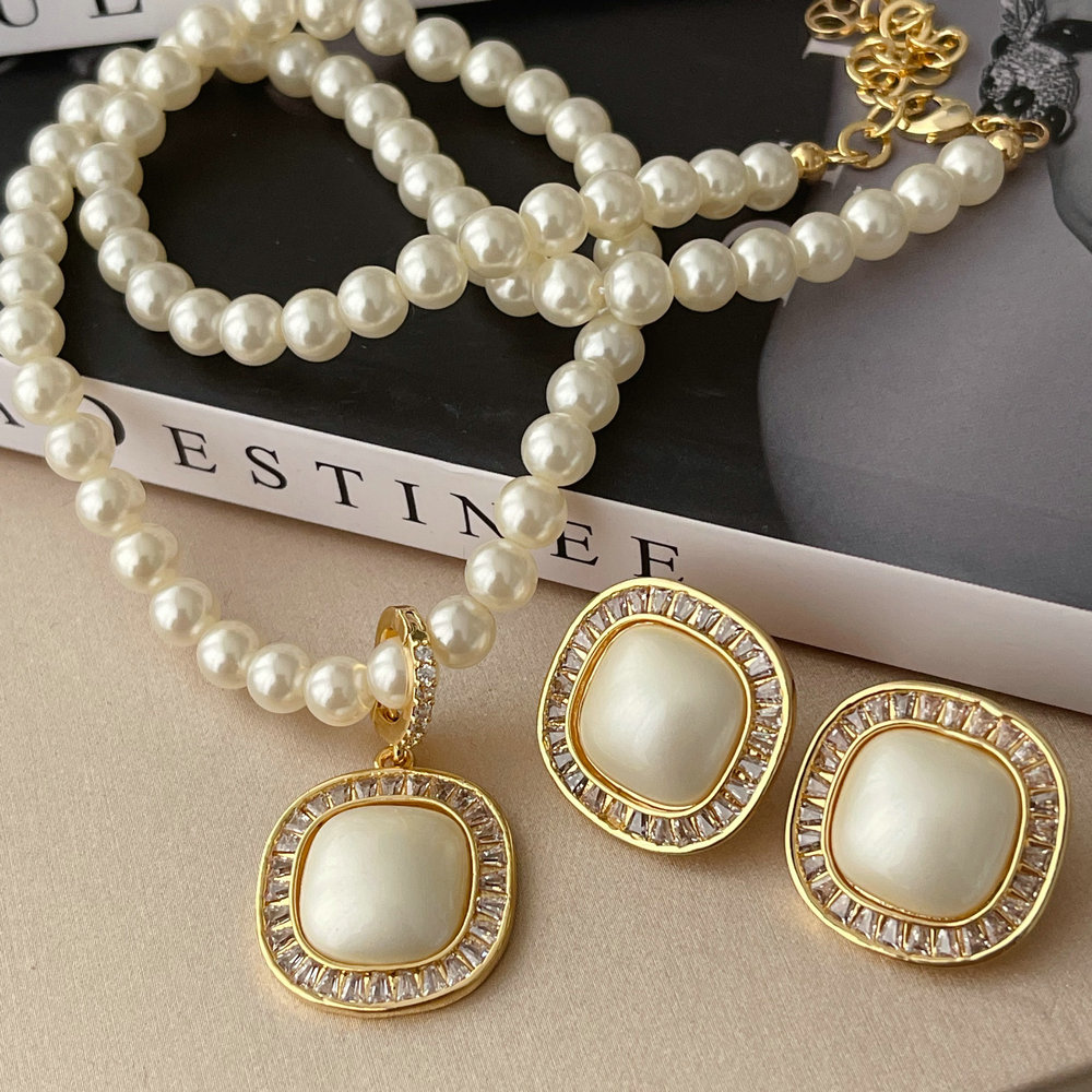 Glass pearl set earrings
