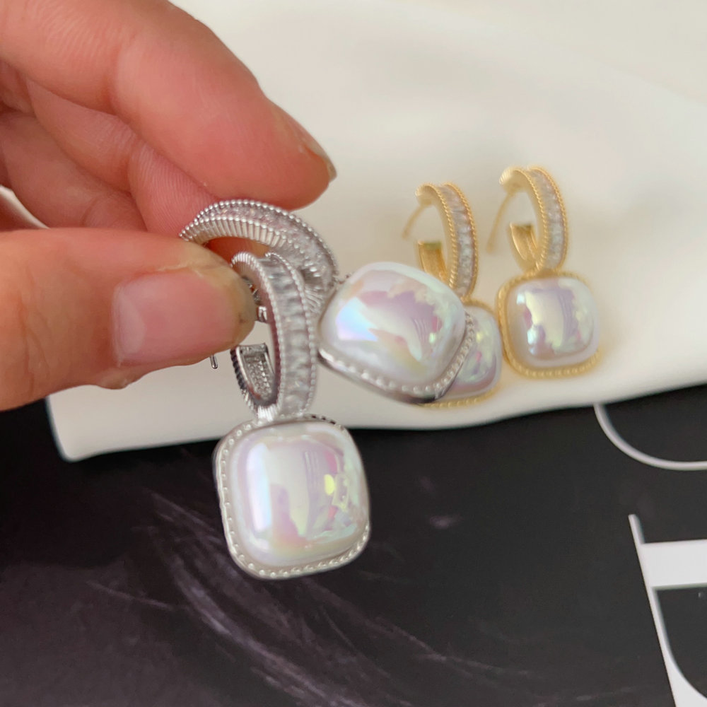 Square pearl earrings