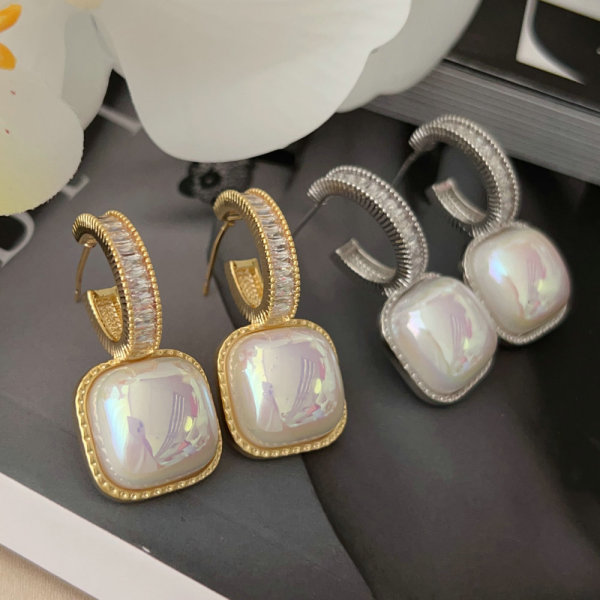 Square pearl earrings
