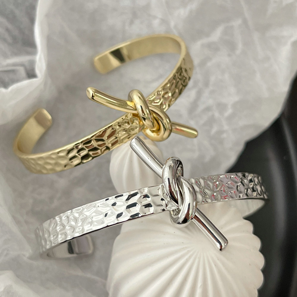 Metal knot cuff