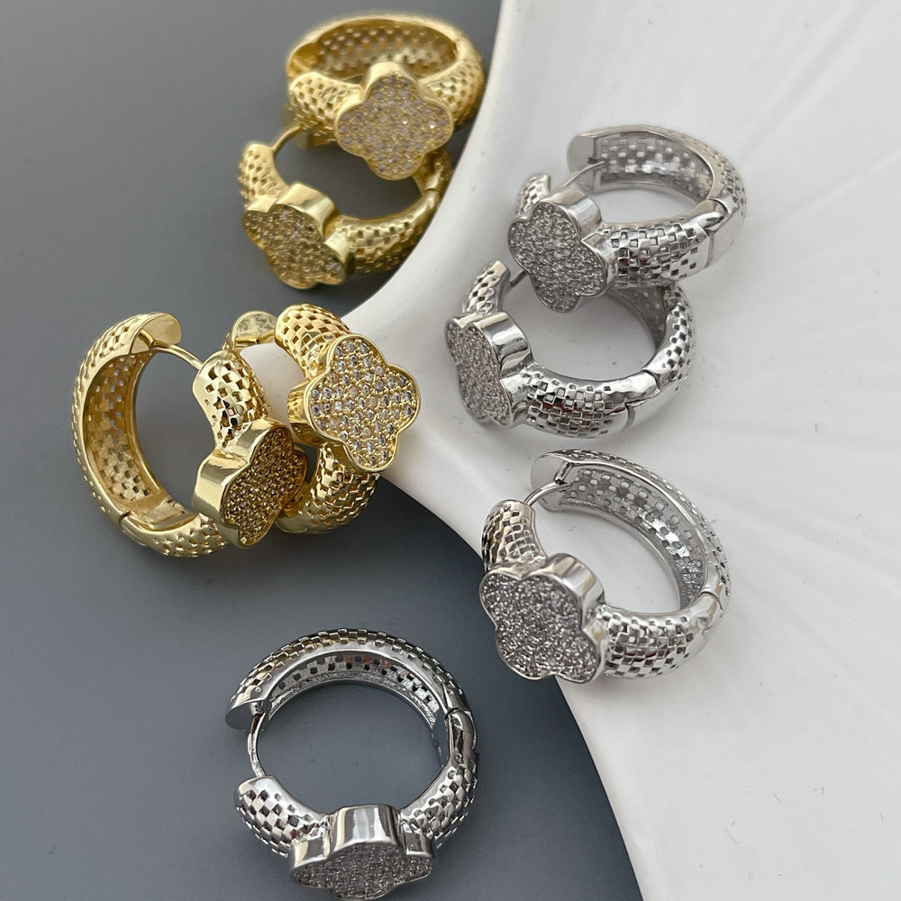 Pave clover hoop