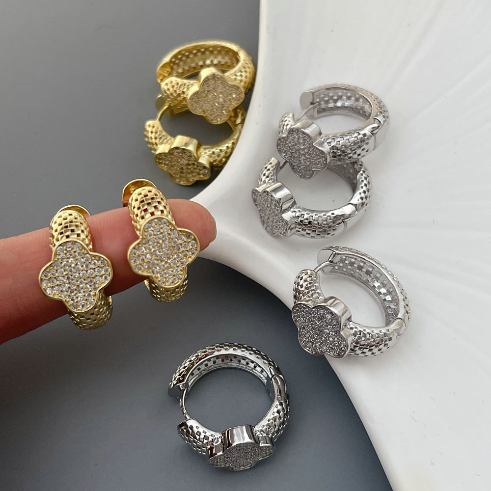 Pave clover hoop