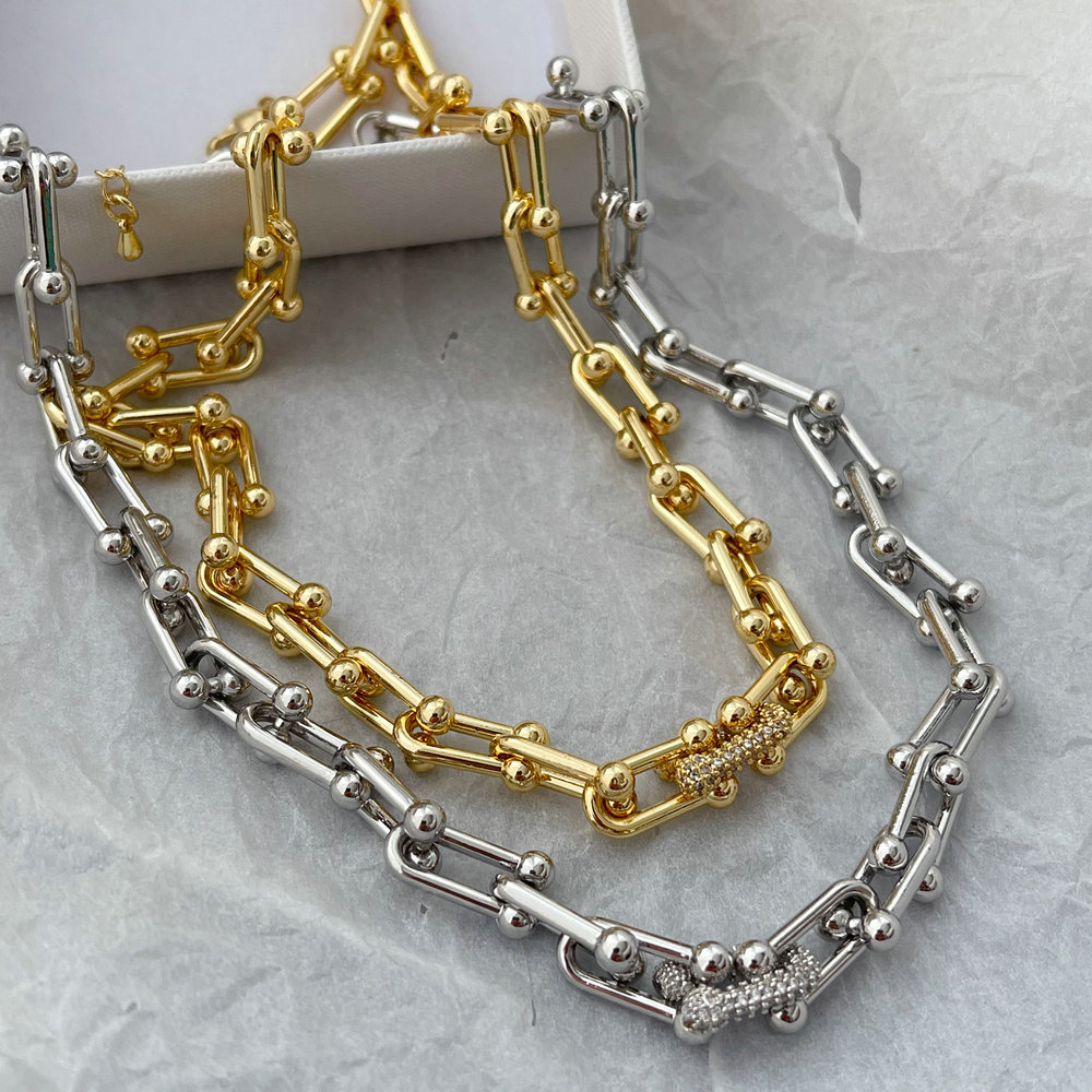 Horseshoe chain necklace