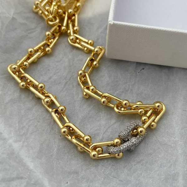 Horseshoe chain necklace