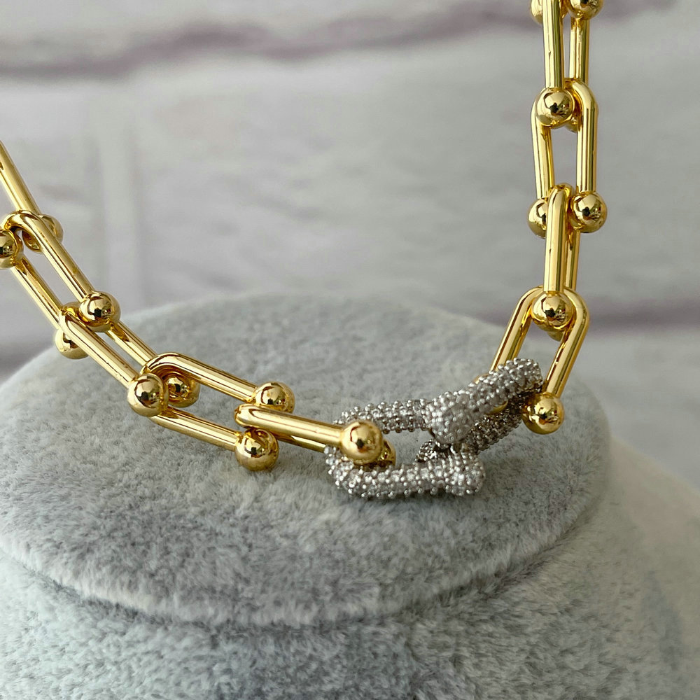Horseshoe chain necklace