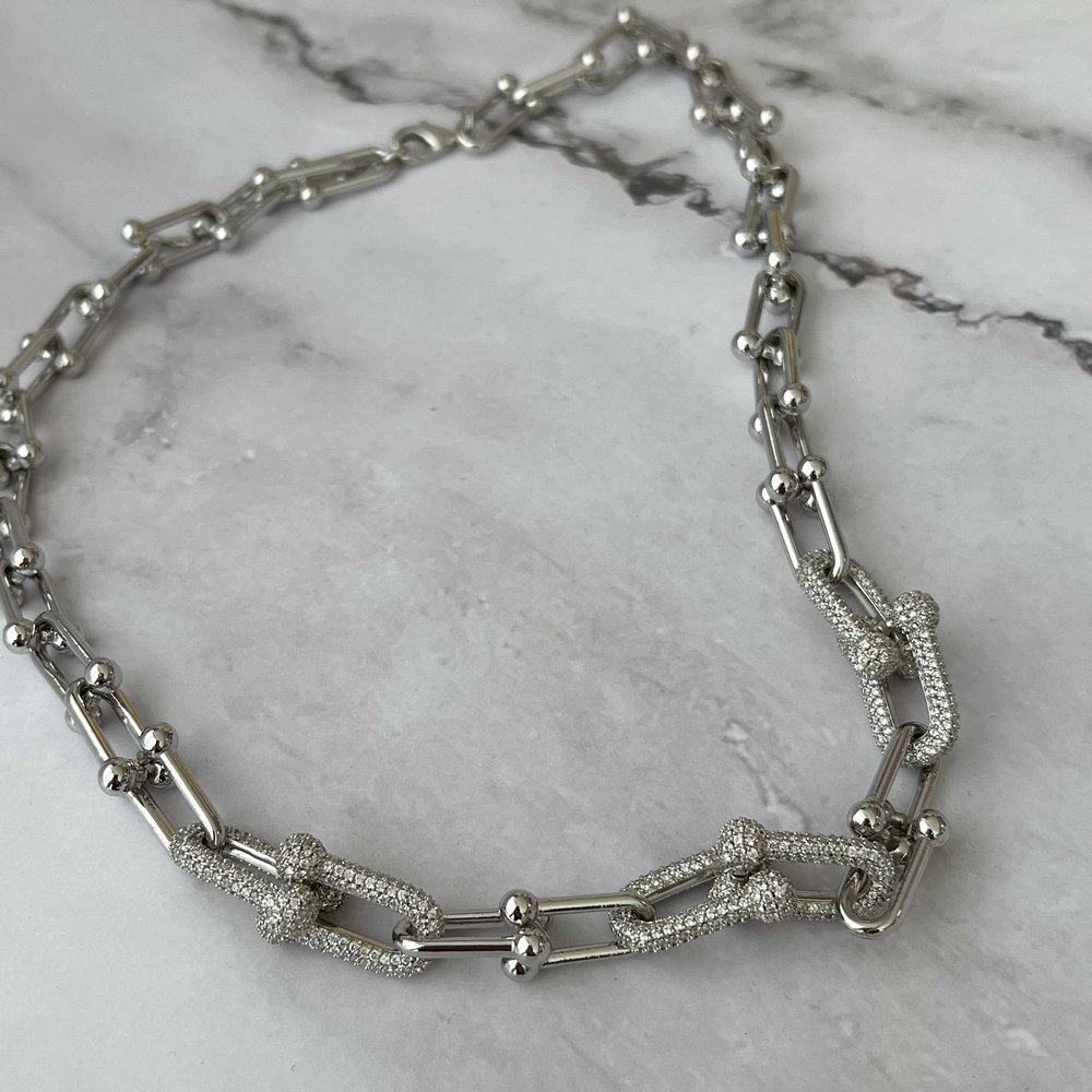 Horseshoe chain necklace