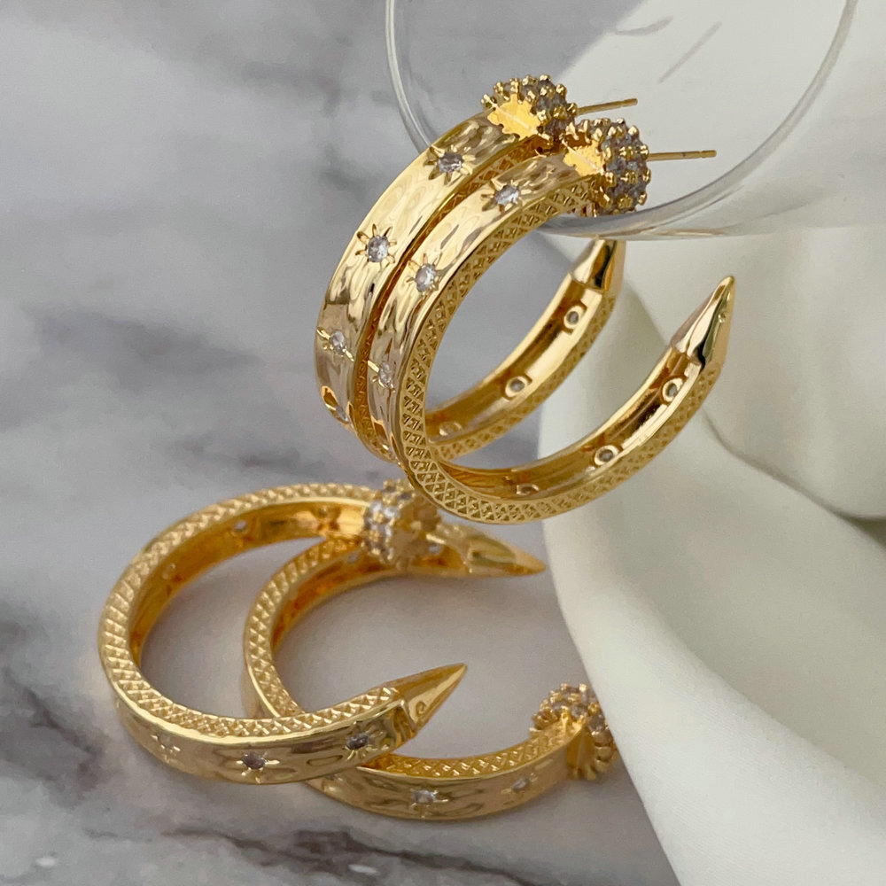 Pave chunky clover hoop