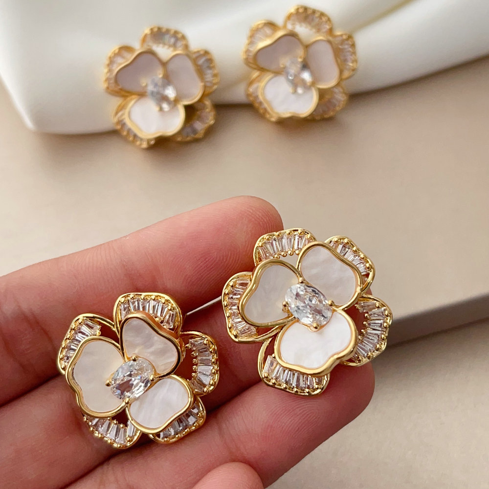 Pave ziron flower earrn