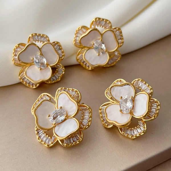 Pave ziron flower earrn