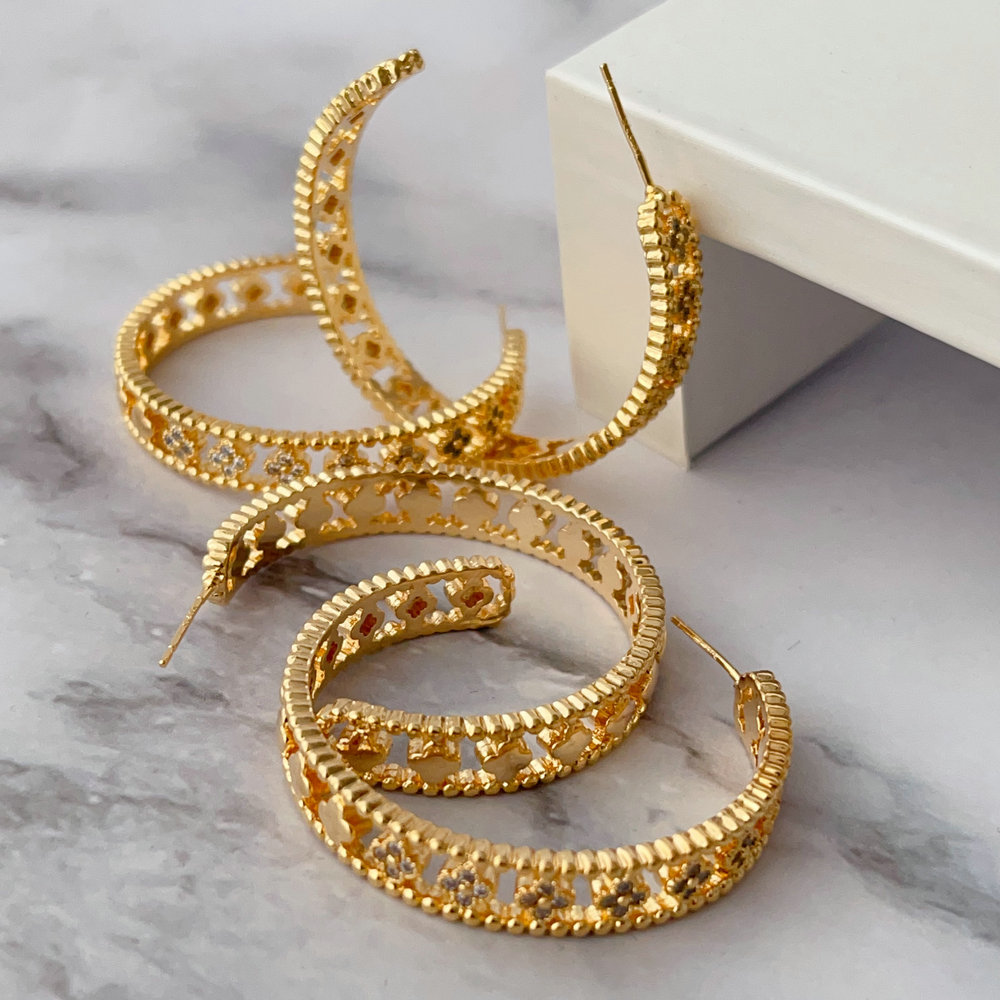 Pave chunky clover hoop