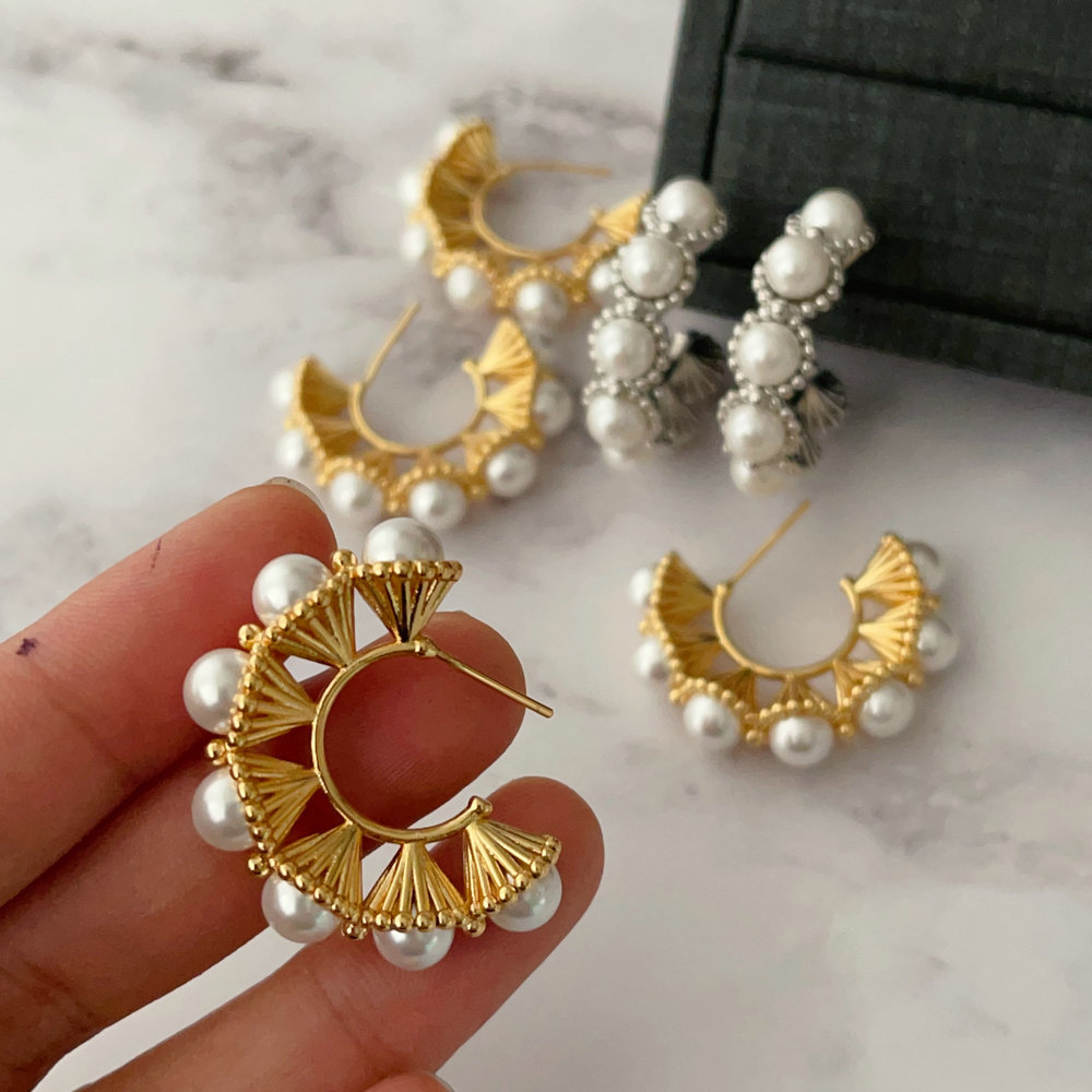 Fan pearl earrings