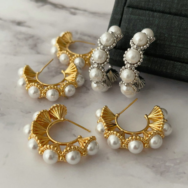 Fan pearl earrings