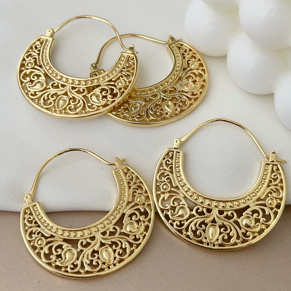Hollow flower shaped earrings