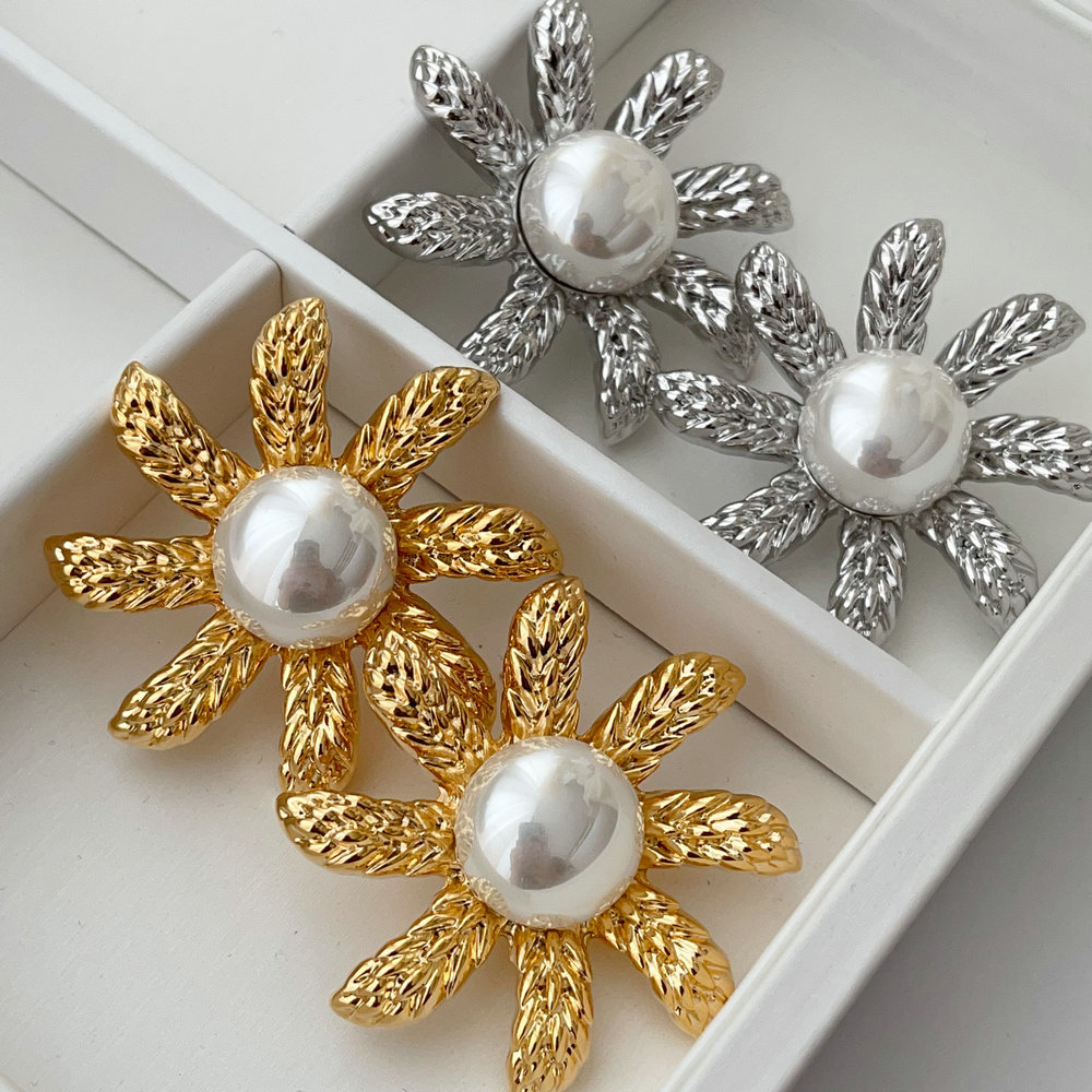 Metal chunky flower earrings