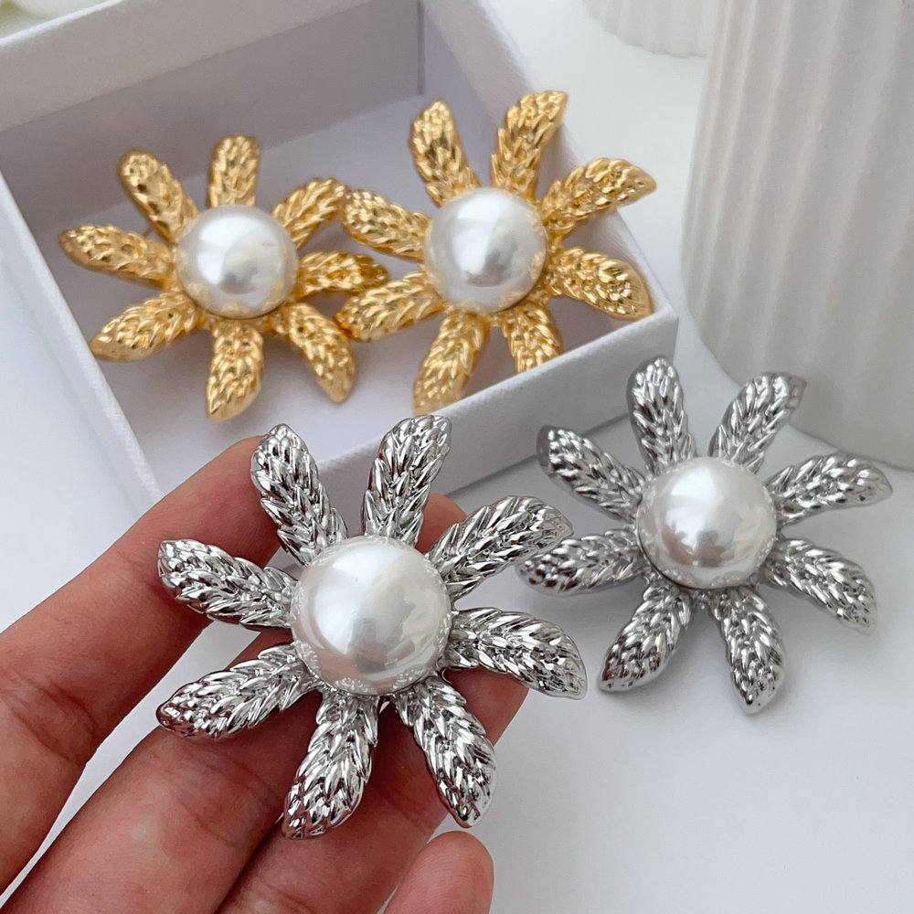 Metal chunky flower earrings