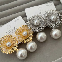 Pearl flower earrings