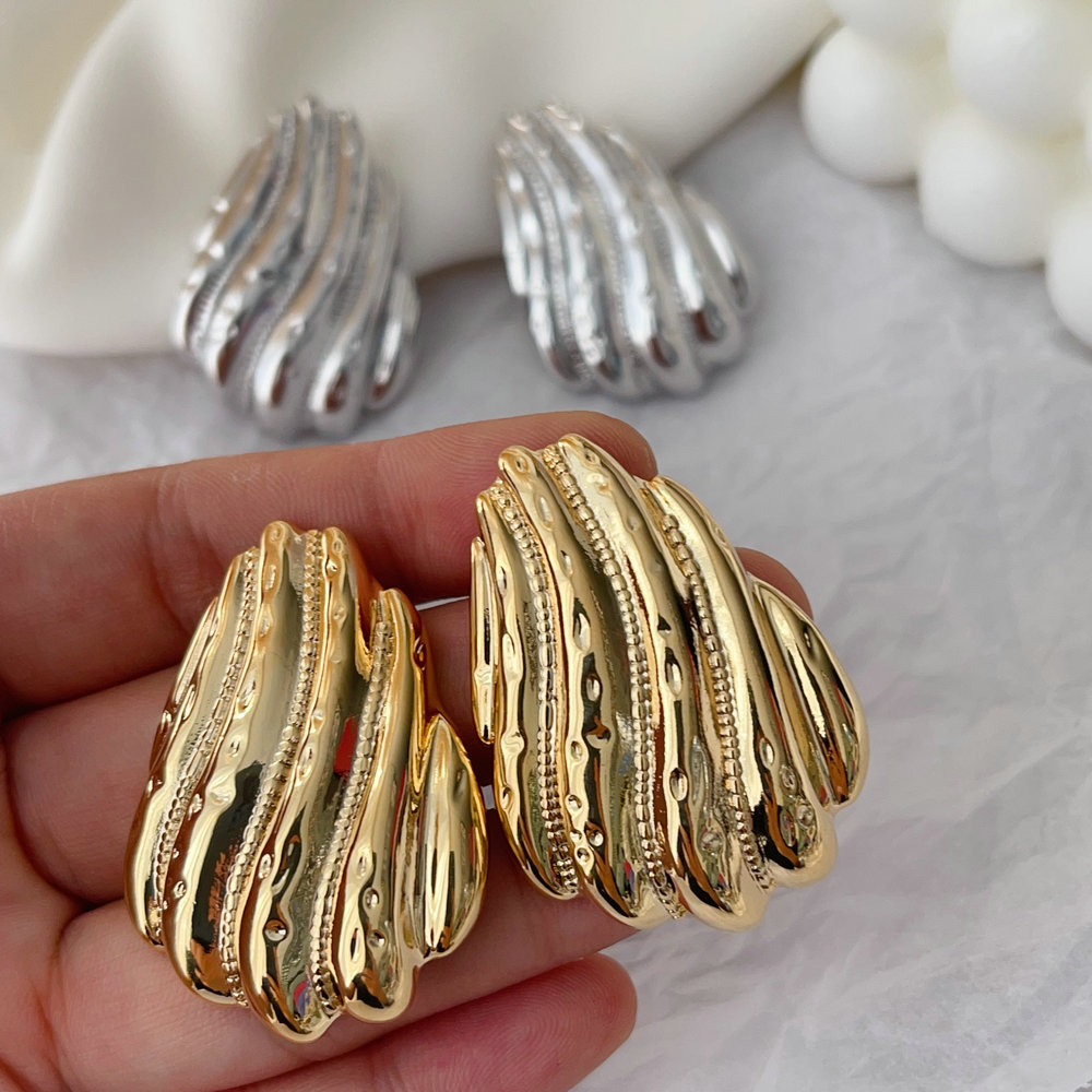 Metal fan earrings