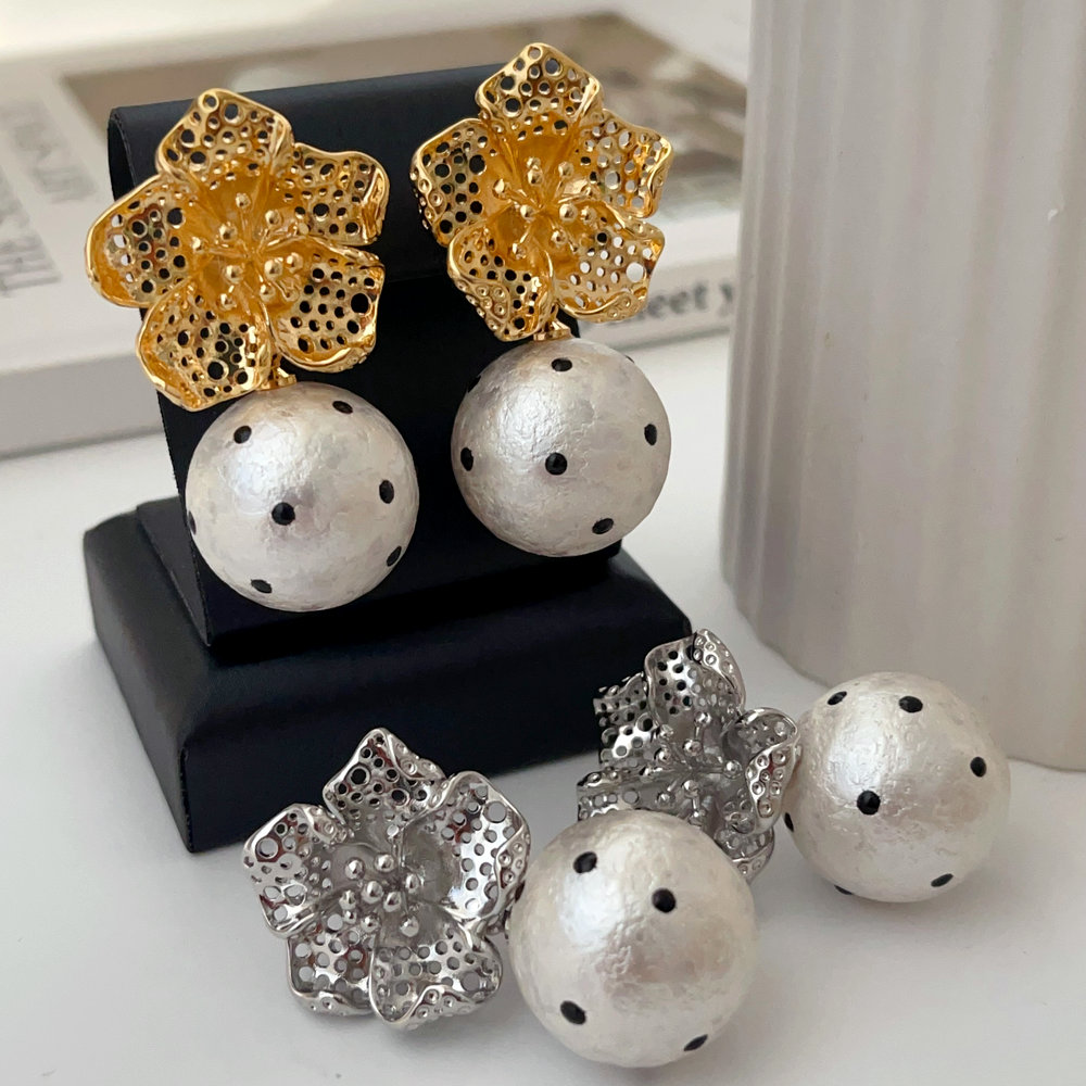 Pearl flower earrings