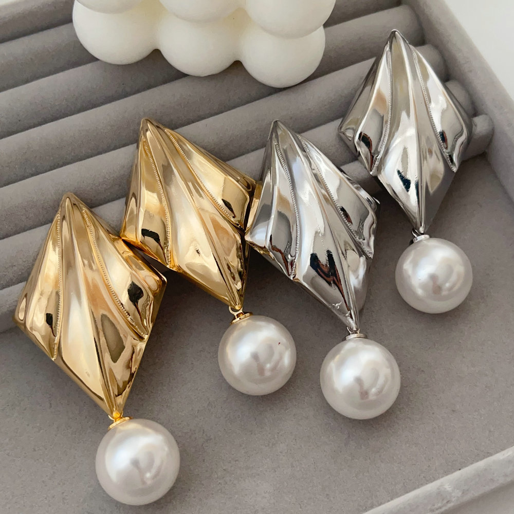 Metal chunky leaf earrings